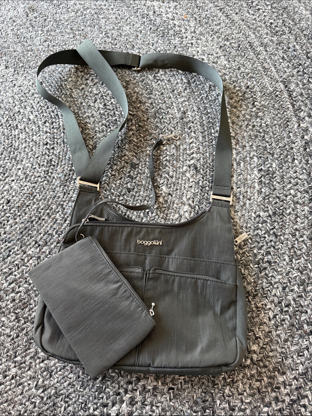 Baggallini cross body travel bag w lots of pockets and detachable small purse. - Picture 2 of 7